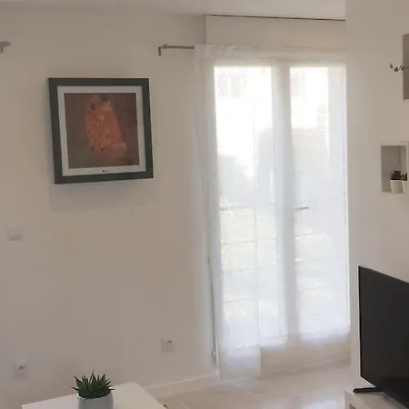 Apartment New Contemporary House, Orsay-saclay Near Paris And Versailles 35m2 *